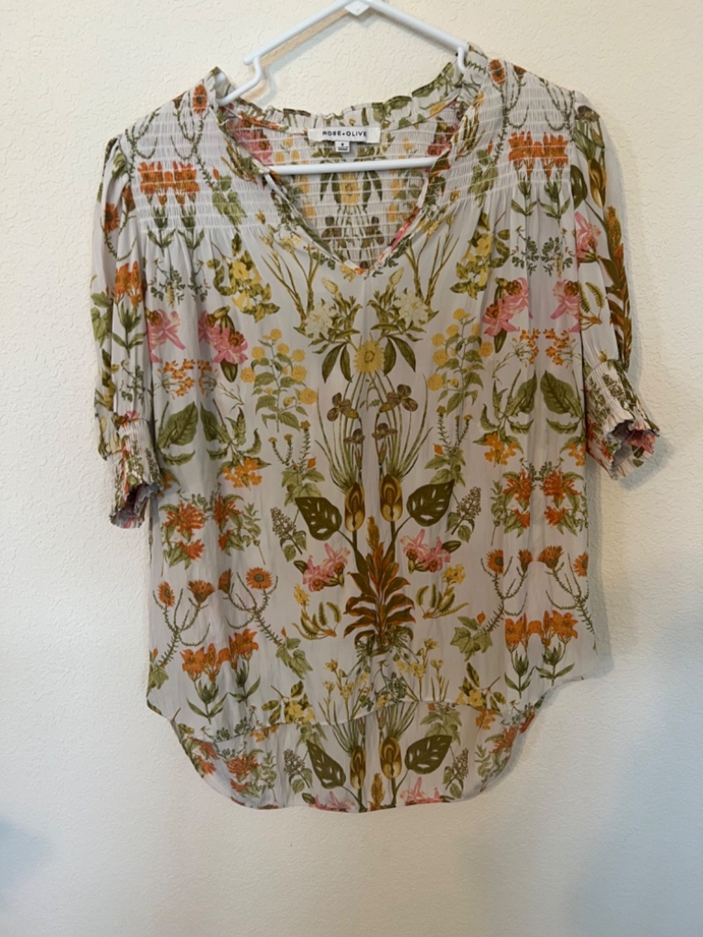 Rose & Olive Floral Print blouse High Low. Size 4 - Picture 2 of 5